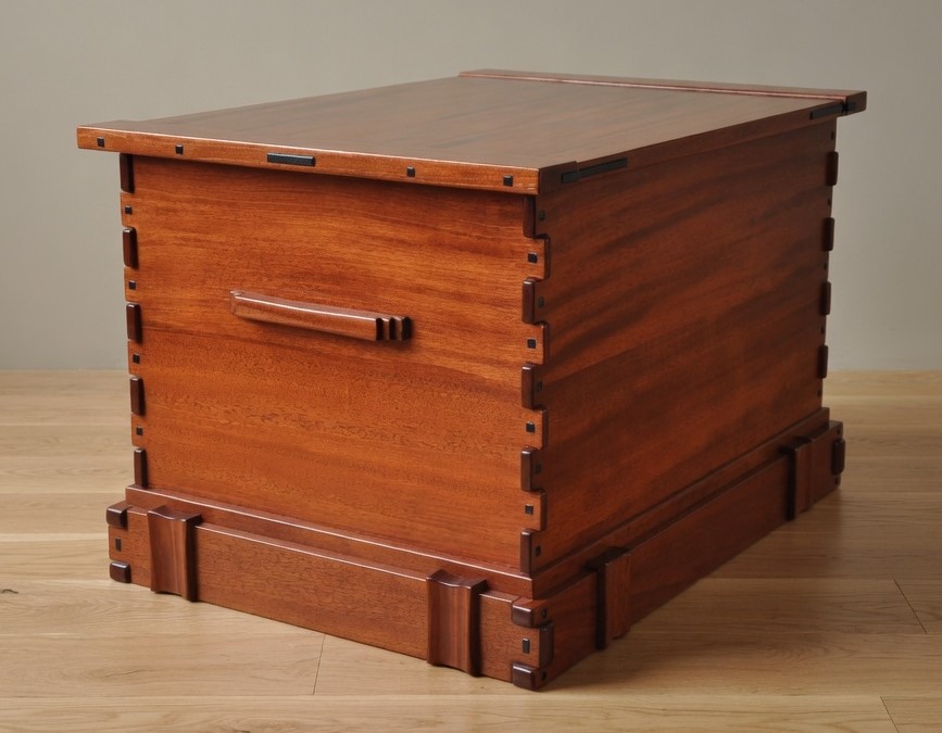 Blanket chest in mahogany